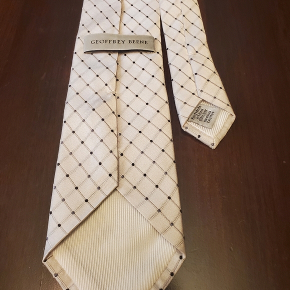 Geoffrey Beene 100% Silk Tie - Picture 4 of 6
